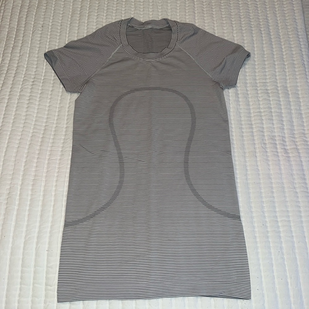 lululemon swiftly tech white & black striped || size: 4 🤍🎶